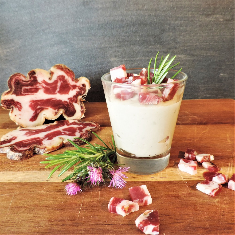 BICCHIERINI DI CREMA DI FAGIOLI CANNELLINI AL ROSMARINO E CUBETTI DI COPPA MINOZZI