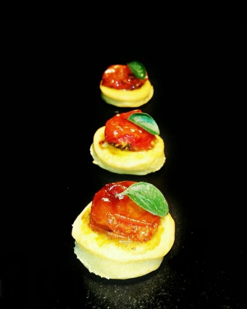 BISCOTTINI SALATI CON POMODORINI CILIEGINI CARAMELLATI AL PROFUMO DI ORIGANO