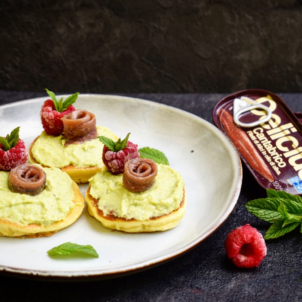 BLINIS CON AVOCADO, LAMPONI, MENTA E ALICI DEL CANTABRICO “DELICIUS”