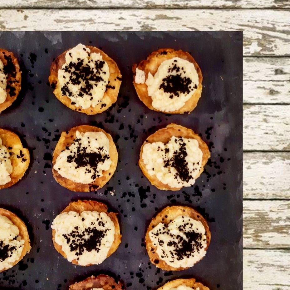 BOCCONCINI CROCCANTI CON BACCALÀ MANTECATO E POLVERE DI OLIVE NERE