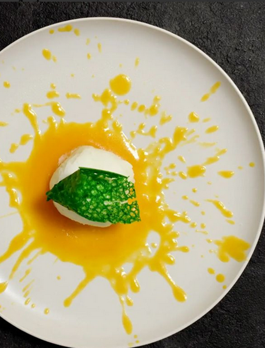 MOZZARELLA RIPIENA DI POMODORINO E CORALLO CROCCANTE DI BASILICO