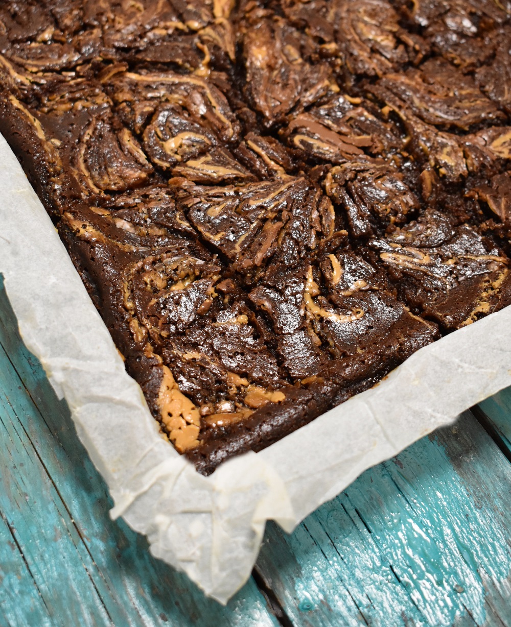 BROWNIES DI PANE RAFFERMO AL CIOCCOLATO CON CARAMELLO SALATO E BURRO D’ARACHIDI