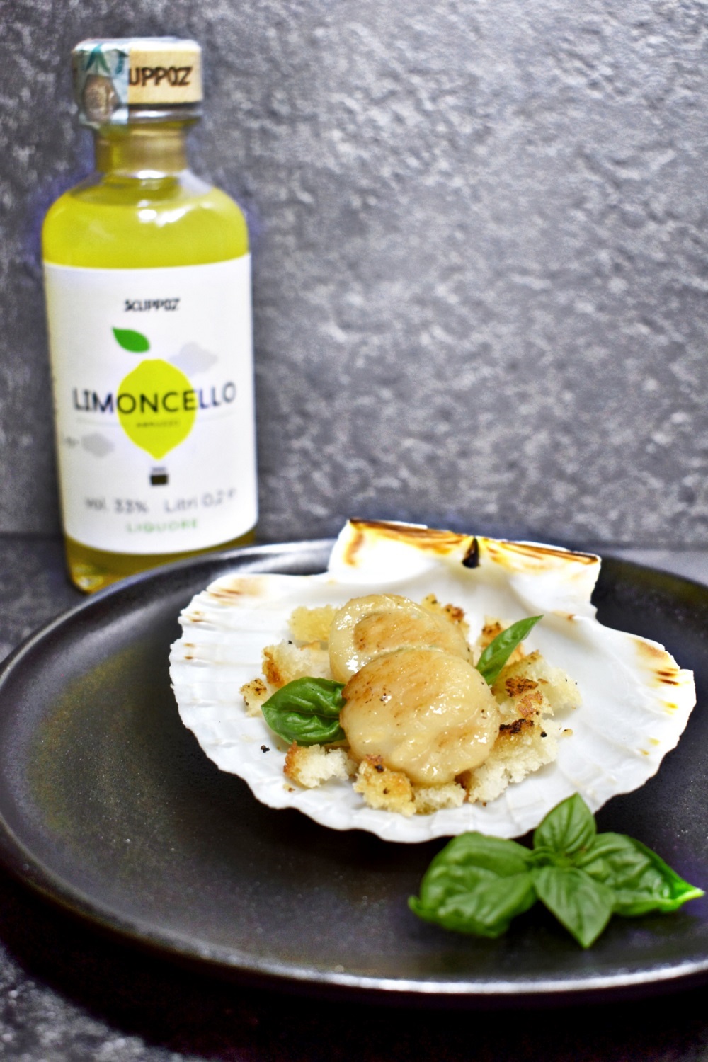 CAPESANTE AL LIMONCELLO SCUPPOZ SU CRUMBLE DI PANE CROCCANTE