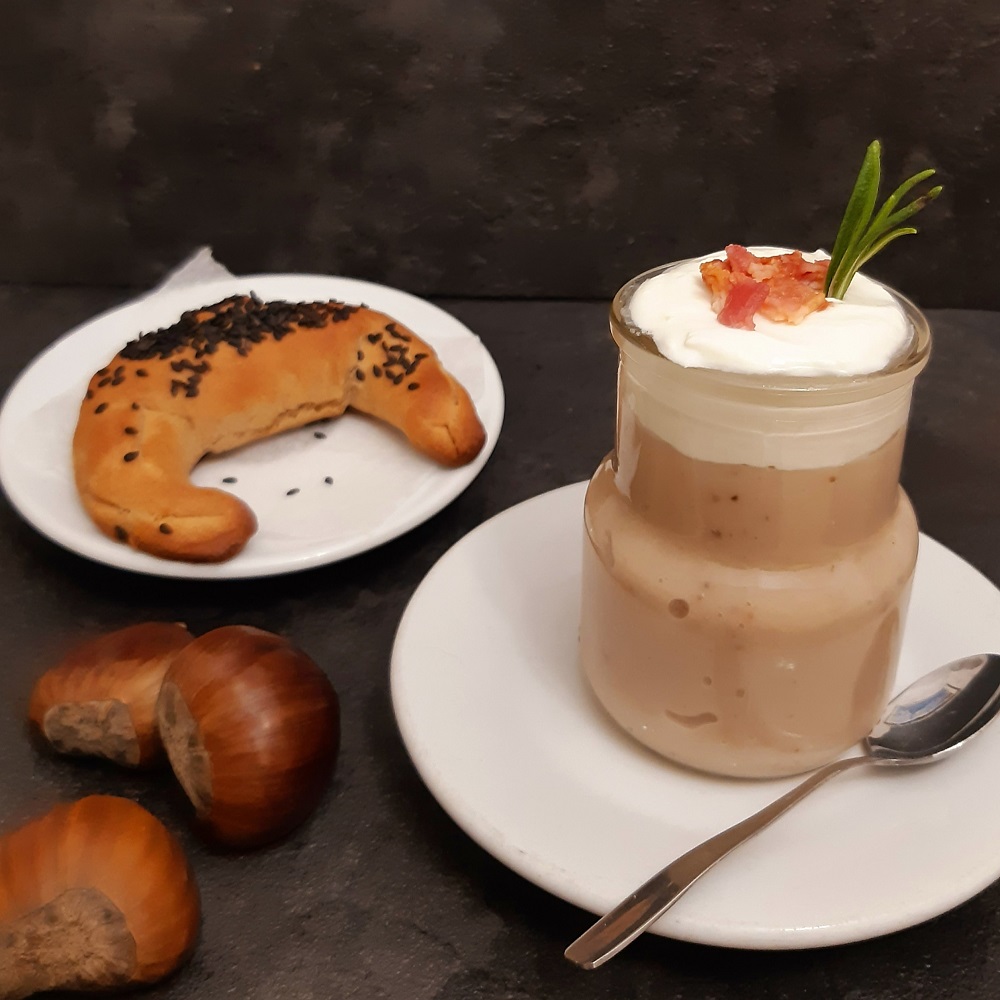 CAPPUCCINO DI CASTAGNE CON SCHIUMA DI BURRATA E PANCETTA CROCCANTE E CORNETTO DI FARINA DI CASTAGNE CON RIPIENO DI FUNGHI PORCINI