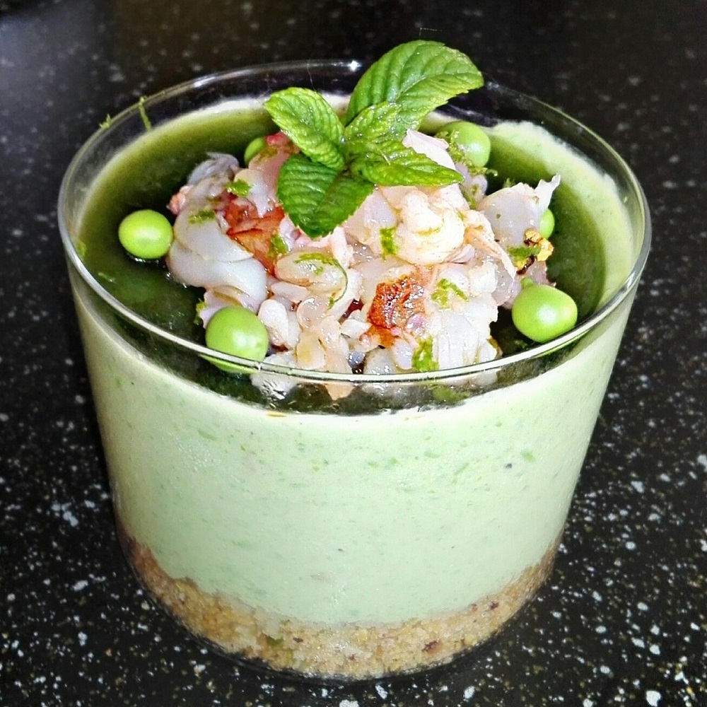CHEESECAKE RICOTTA, PISELLI E TARTARE DI GAMBERi AL PROFUMO DI LIME CON GELATINA DI MENTA SU CRUMBLE AI PISTACCHI