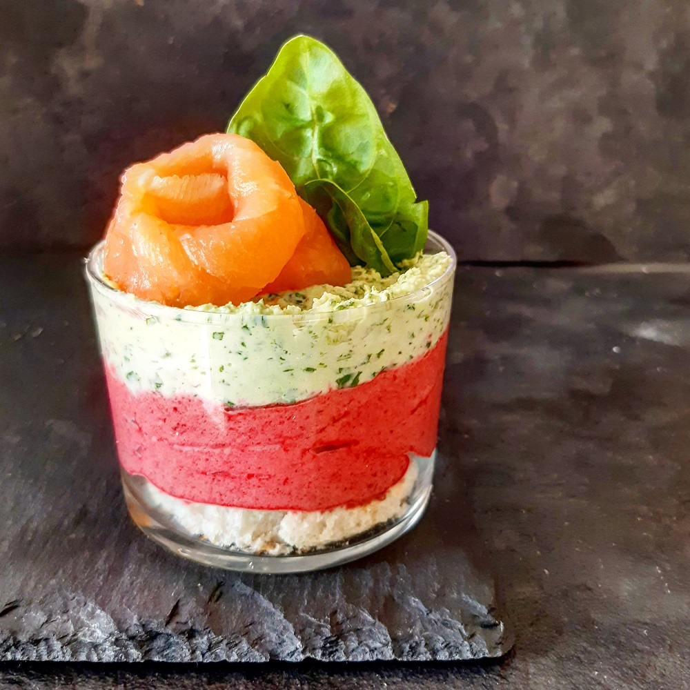 CHEESECAKE SALATA CON BASILICO, BARBABIETOLA E SALMONE