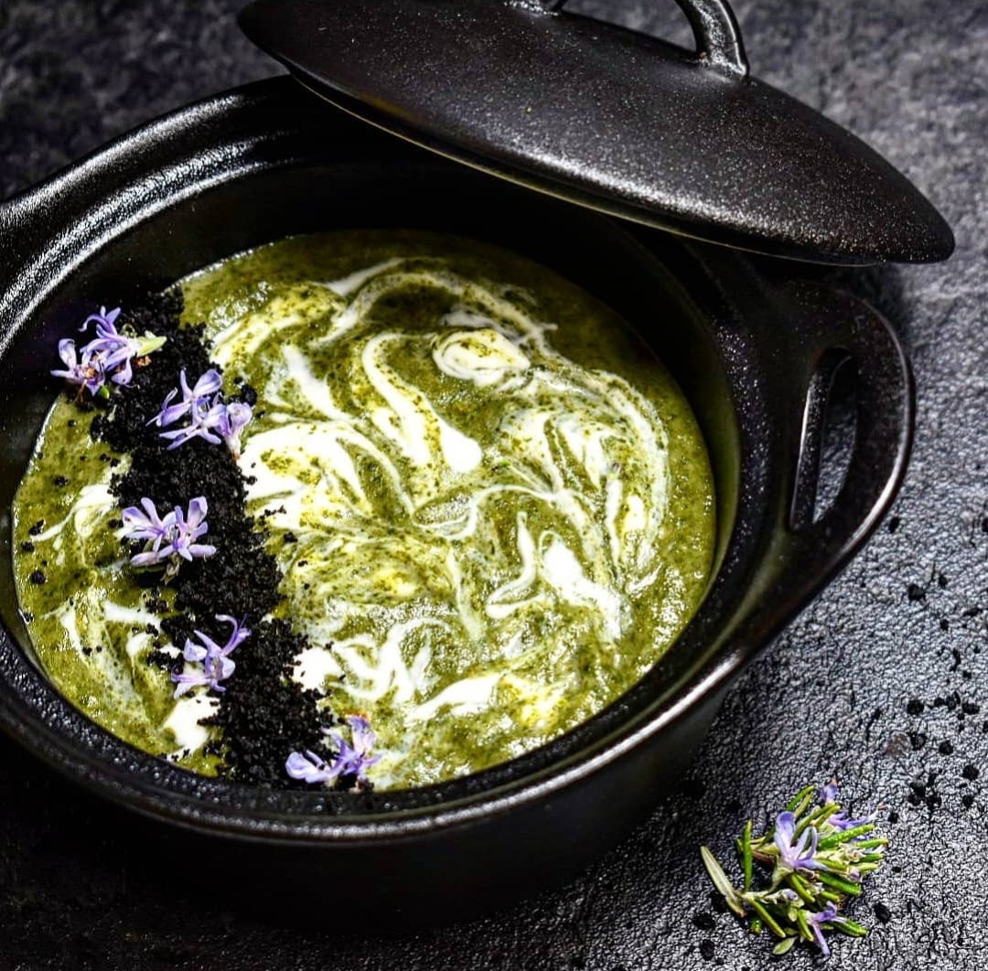 CREMA DI BIETOLE AL PROFUMO DI ROSMARINO CON YOGURT GRECO E POLVERE DI OLIVE NERE