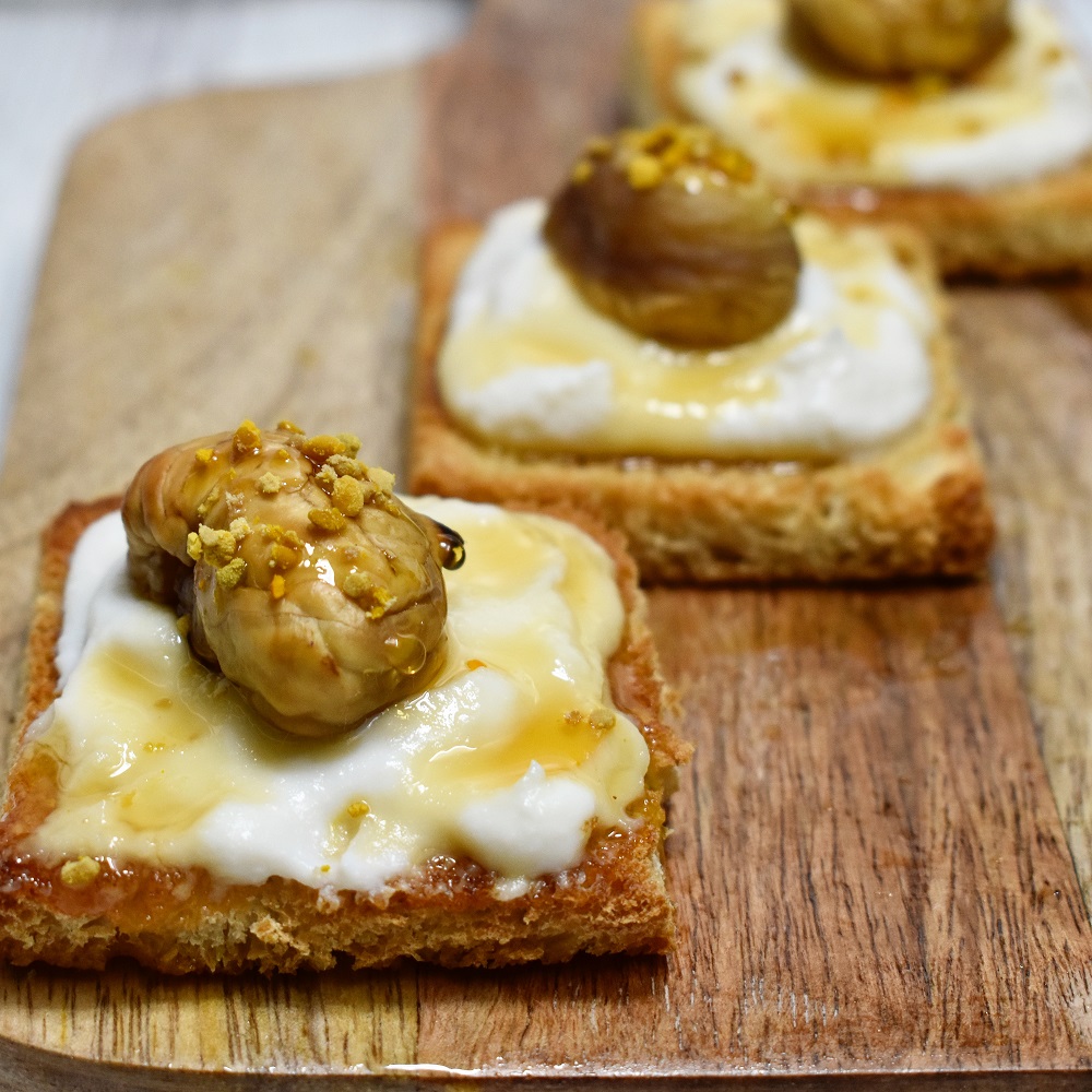 CROSTINI CON CREMA DI RICOTTA E PECORINO CON CASTAGNE, MIELE DI CASTAGNO E POLLINE