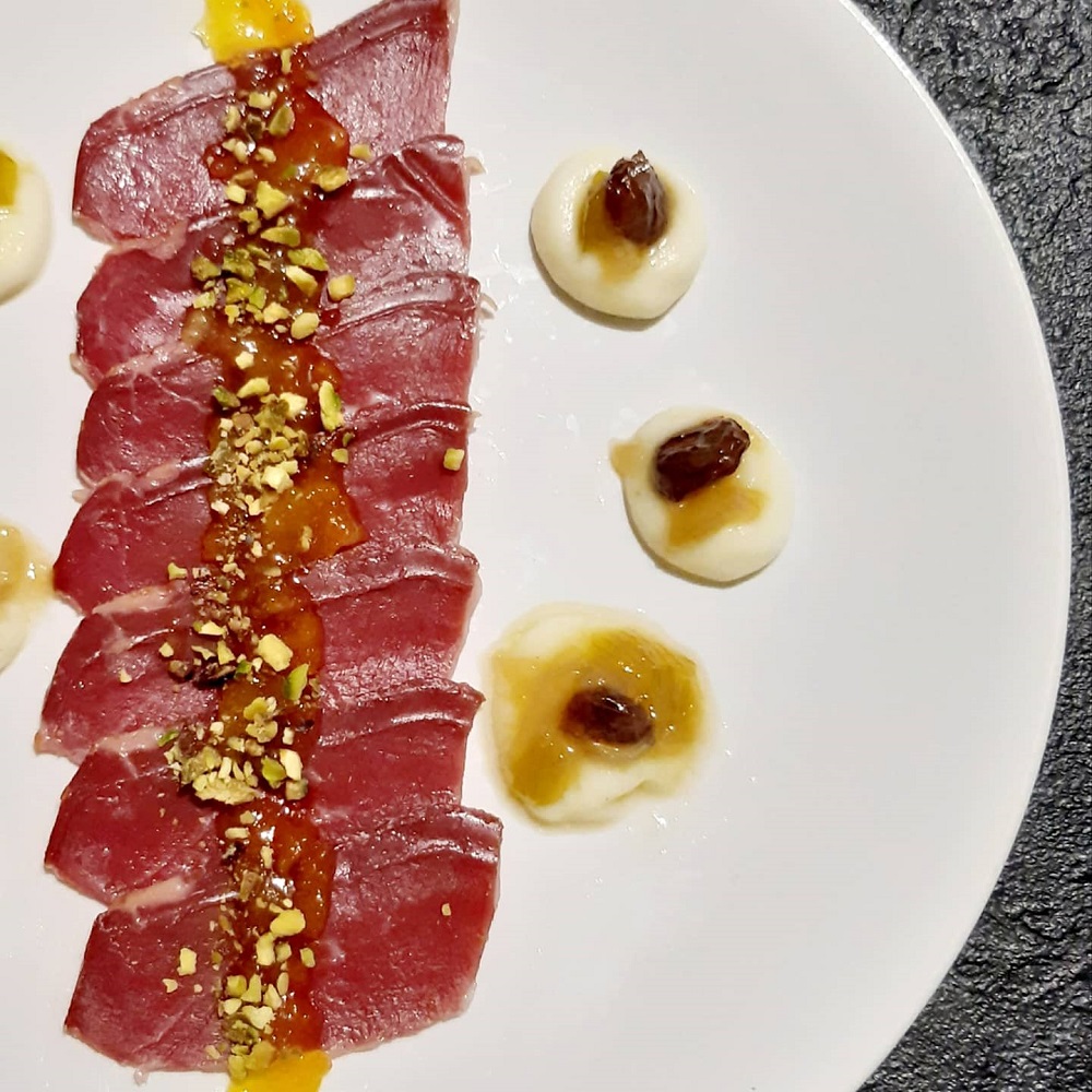 FILETTO DI PETTO D’ANATRA AFFUMICATO , MANDARINI CINESI CARAMELLATI E GRANELLA DI PISTACCHIO CON PERLE DI PATATE CON CIPOLLOTTI IN AGRODOLCE E UVETTA