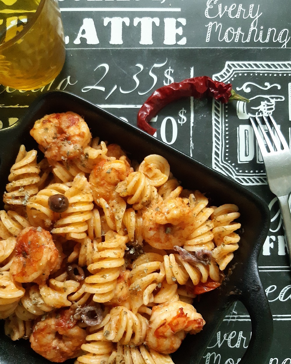 FUSILLONI RIGATI CON GAMBERI OLIVE E POMODORINI – Pasta Pietro Massi