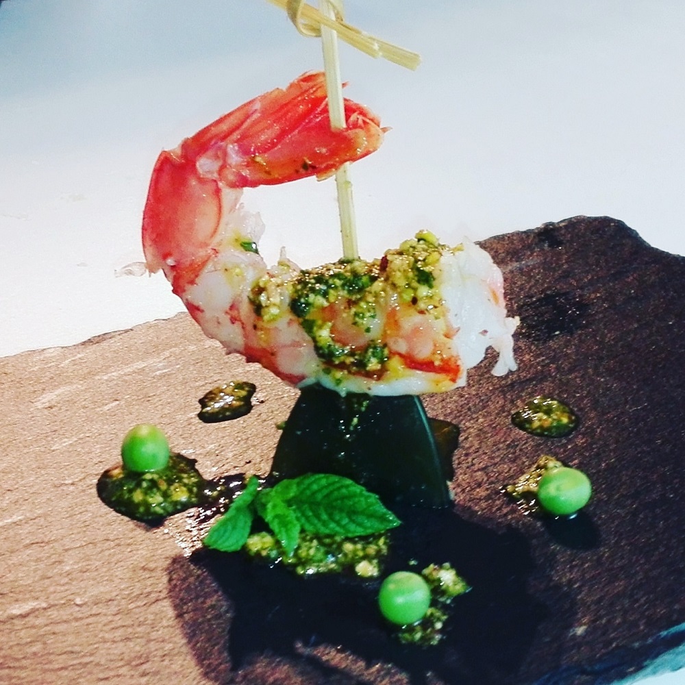 GAMBERO AL VAPORE SU PIRAMIDE DI GELATINA AI PISELLI CON PESTO DI MENTA E PISTACCHI