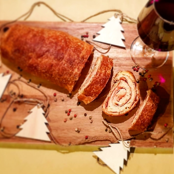 GIRELLE DI PASTA DI PANE CON SPECK E PROVOLA AFFUMICATA SUPER EASY E SUPER VELOCI – SOLO TRE INGREDIENTI