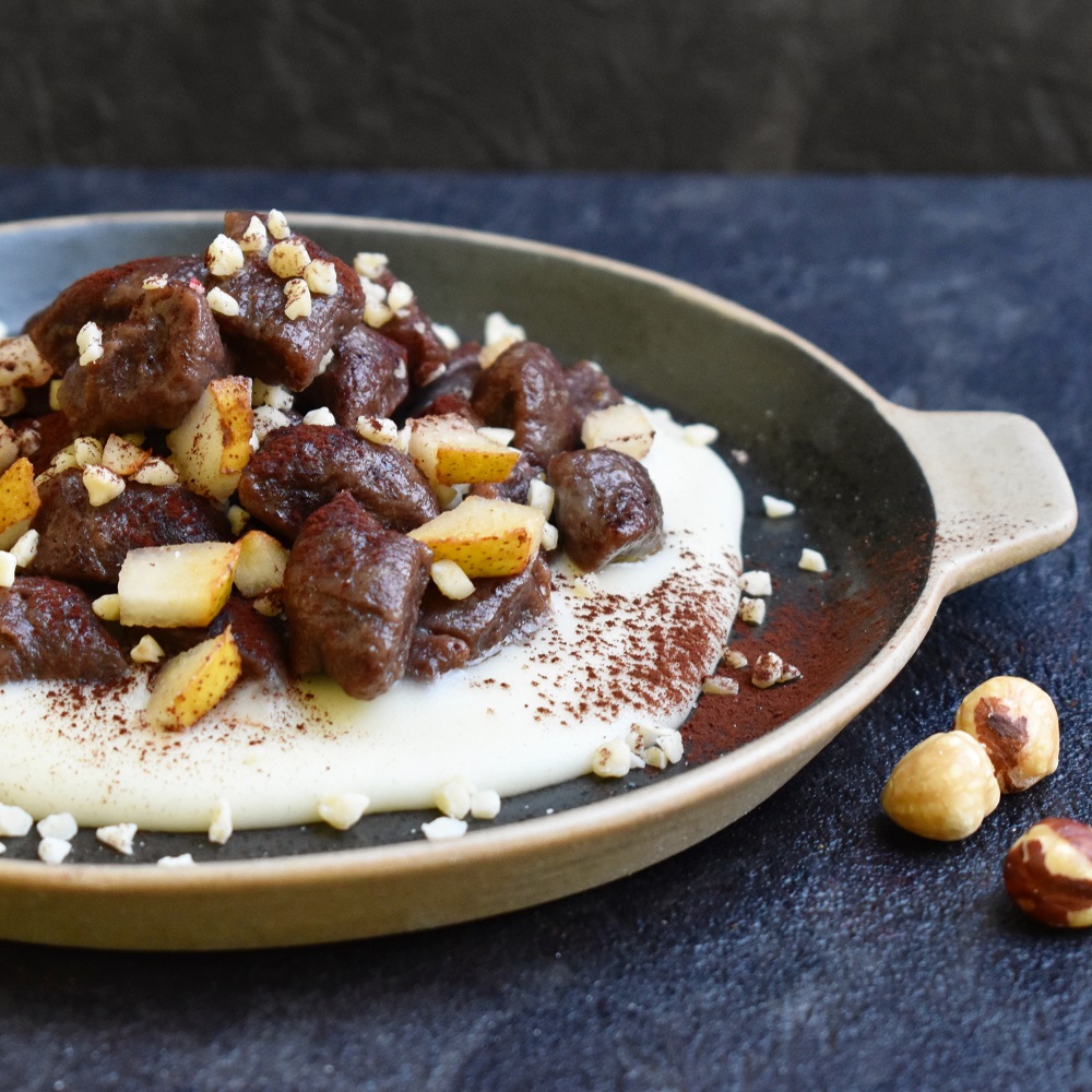 GNOCCHETTI AL CACAO CON FONDUTA DI CASTELMAGNO NOCCIOLE E PERE