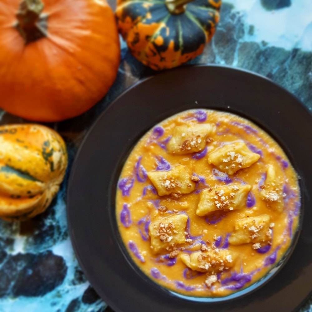 GNOCCHI ALLA ZUCCA SU VELLUTATA DI ZUCCA CON CAVOLO VIOLA , SENAPE E AMARETTI