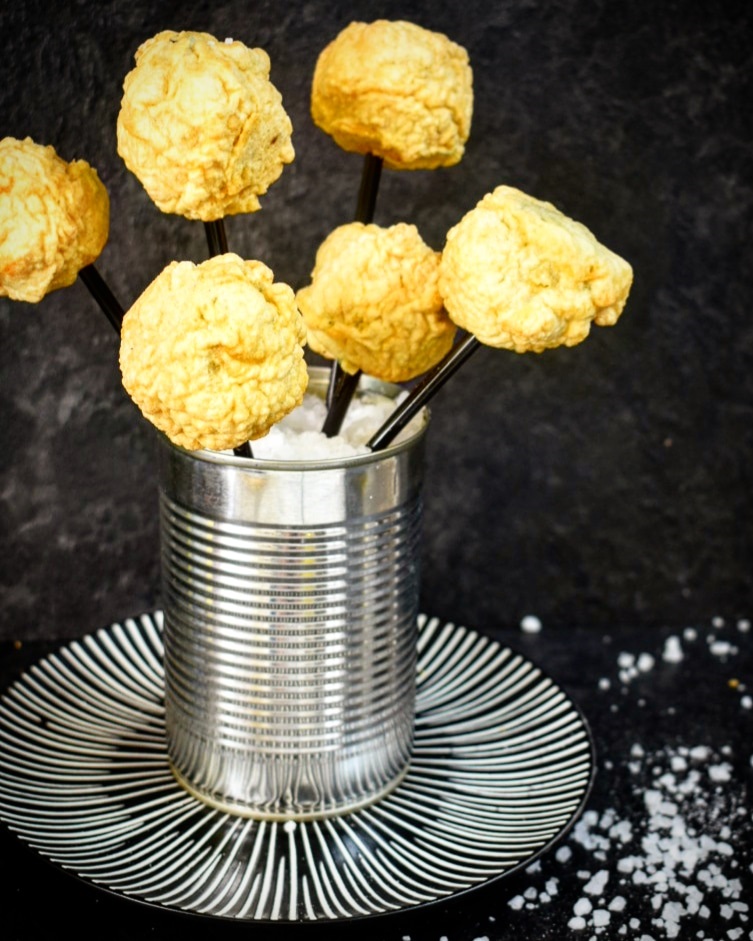 LOLLYPOPS DI CAVOLETTI DI BRUXELLES IN PASTELLA