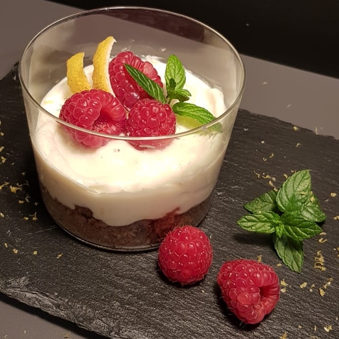 MOUSSE DI RICOTTA CON CIOCCOLATO BIANCO E LAMPONI CON CRUMBLE ALL’AVENA
