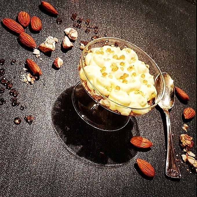 MOUSSE DI ZABAIONE CON CAVIALE DI GENZIANA SCUPPOZ E CRUMBLE ALLE MANDORLE