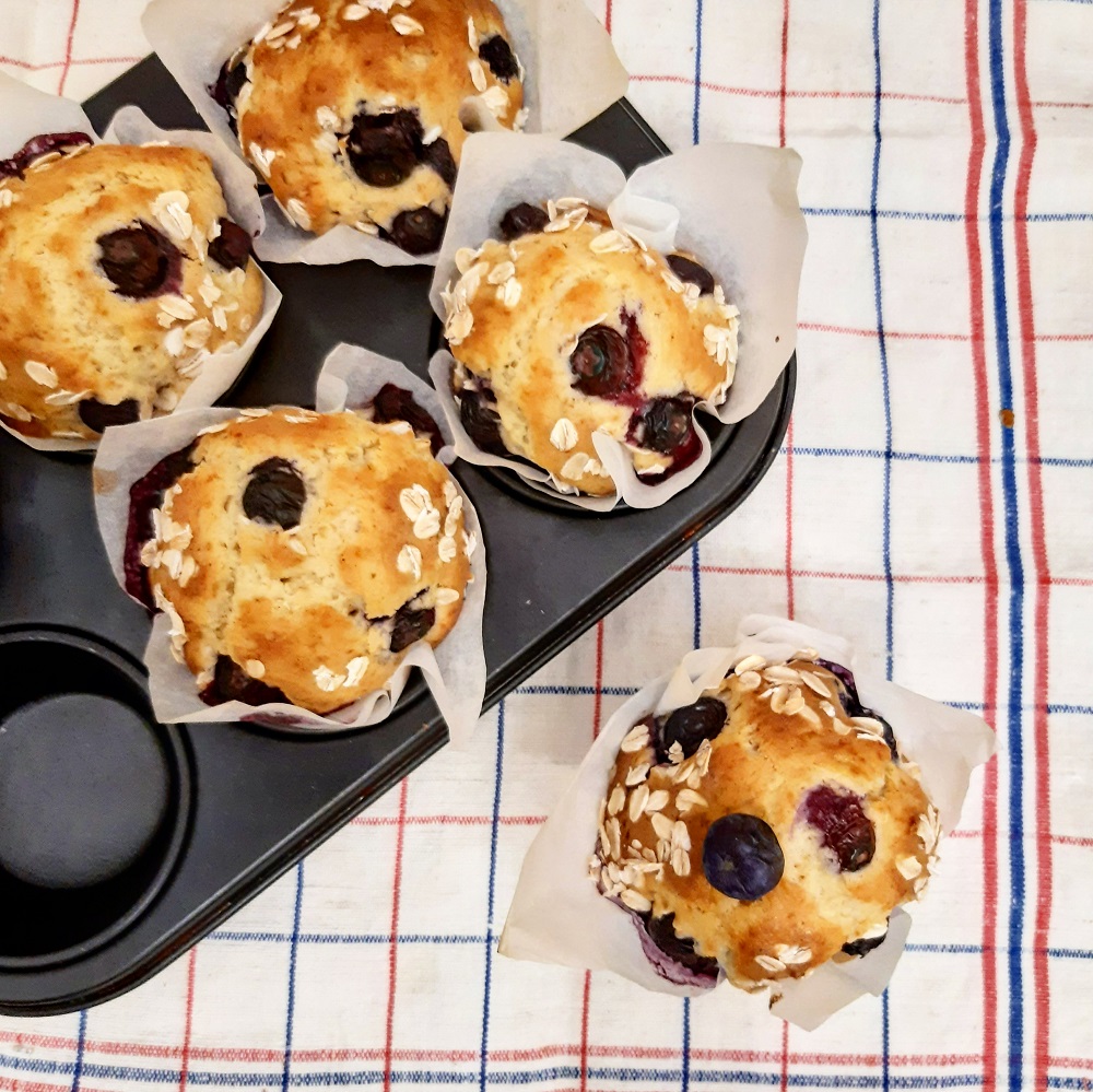MUFFINS FIT CON FARINA DI FARRO, YOGURT GRECO, FIOCCHI D’AVENA E MIRTILLI
