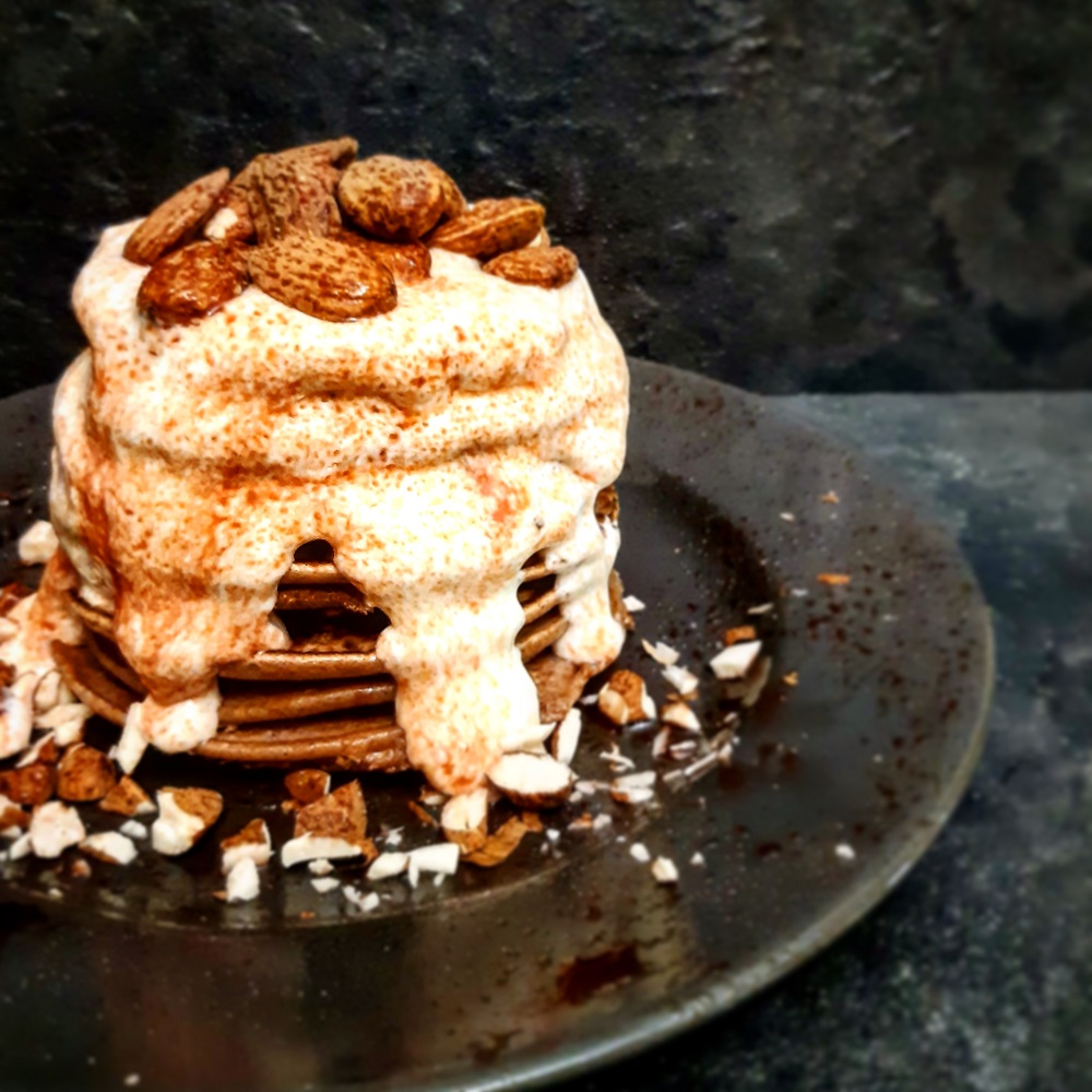 PANCAKES CON FARINA DI CASTAGNE, RICOTTA, MIELE, MANDORLE E CANNELLA TURCI
