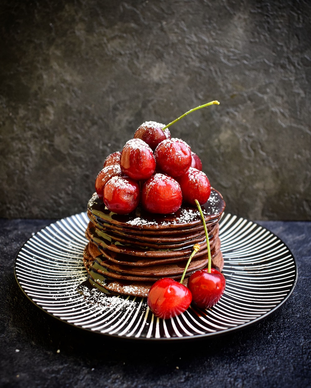 PANCAKES DI AVENA AL CIOCCOLATO CON CILIEGIE