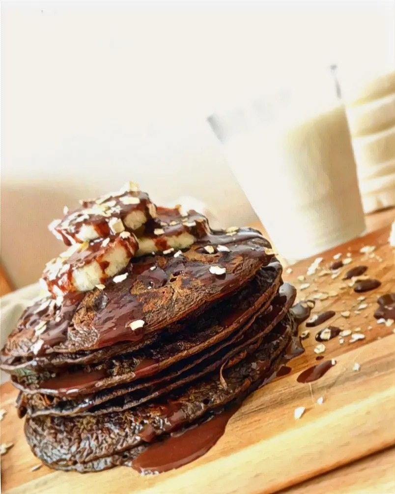 PANCAKES PROTEICI AL CIOCCOLATO CON BANANE, ALBUMI E FARINA DI AVENA