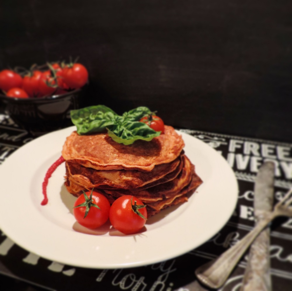 PANCAKES PROTEICI AL POMODORO BASILICO E PARMIGIANO