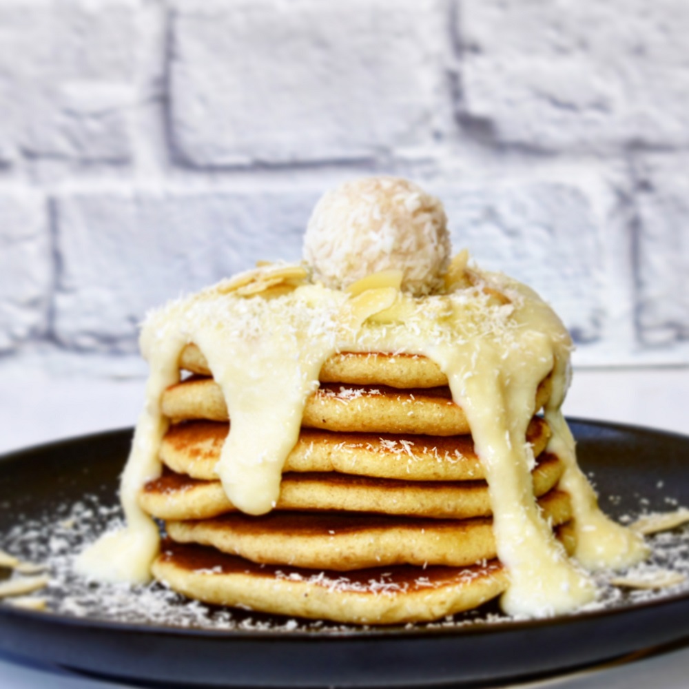 PANCAKES RAFFAELLO CON COCCO, MANDORLE, RICOTTA E CIOCCOLATO BIANCO