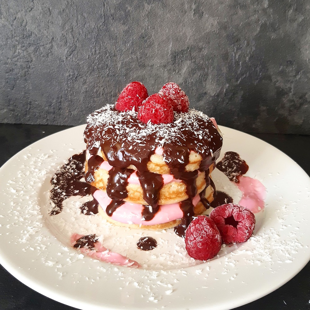 PANCAKES SENZA UOVA CON LAMPONI, CIOCCOLATO E COCCO