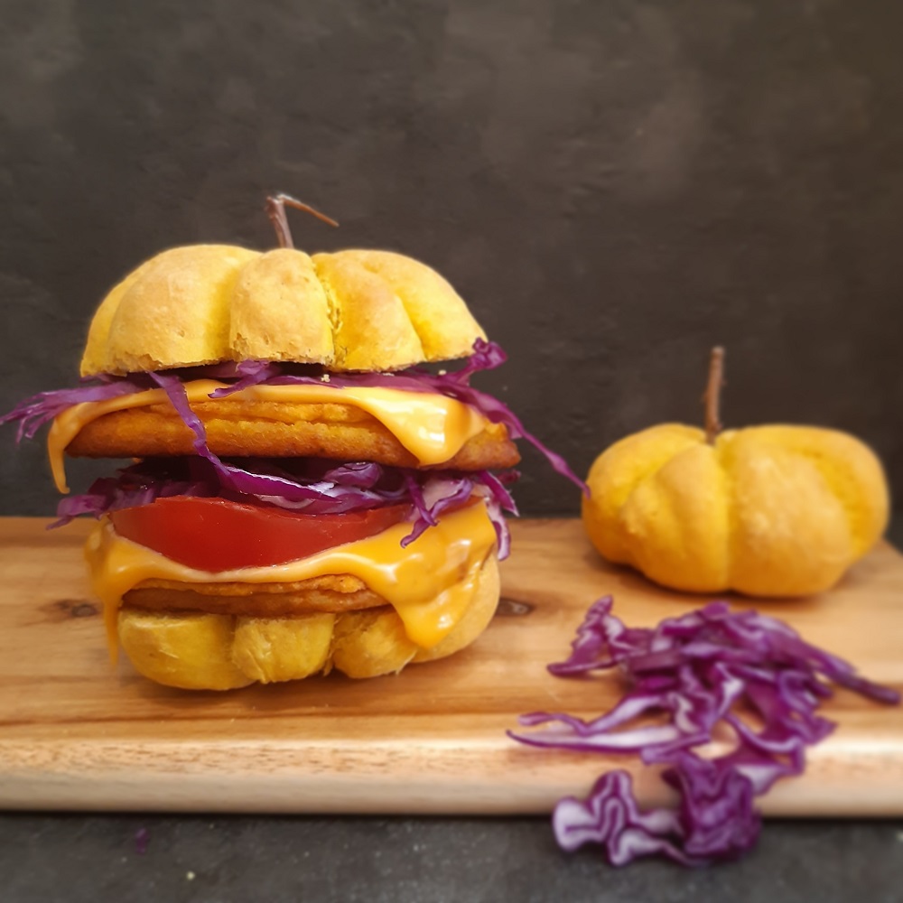 PANINO ALLA ZUCCA CON BURGHER DI ZUCCA E CECI, POMODORO, CHEDDAR, CAVOLO VIOLA E SENAPE