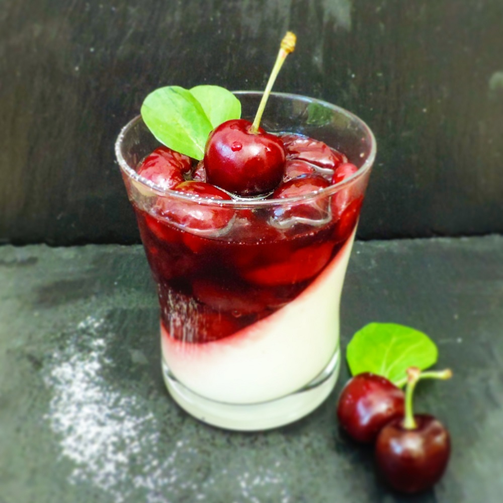 PANNA COTTA CON CILIEGIE CARAMELLATE