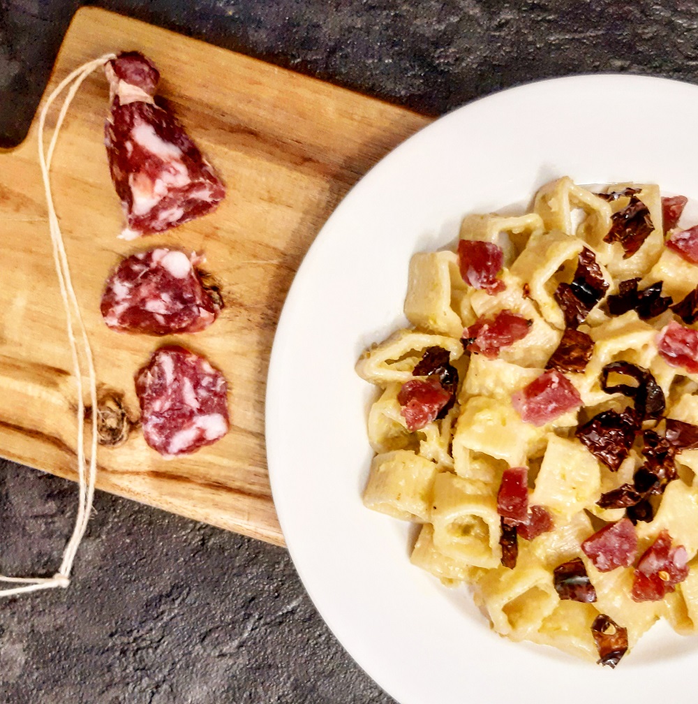 PASTA CON CREMA DI VERZA, PEPERONE CRUSCO E SALAME STROLGHINO MINOZZI