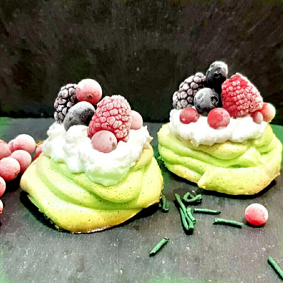 PAVLOVA ALLA VANIGLIA E SPIRULINA CON FRUTTI DI BOSCO