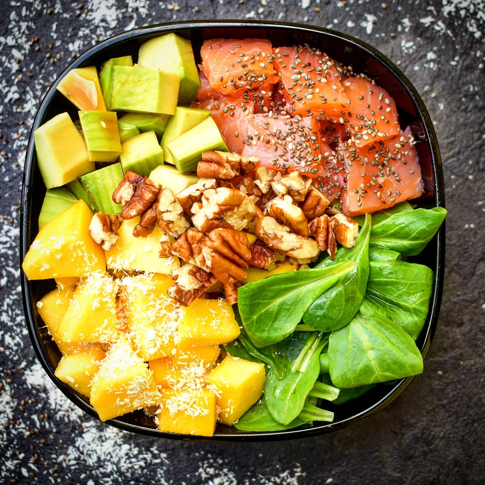 POKE’ BOWL CON RISO, SALMONE, AVOCADO, MANGO, VALERIANA E NOCI