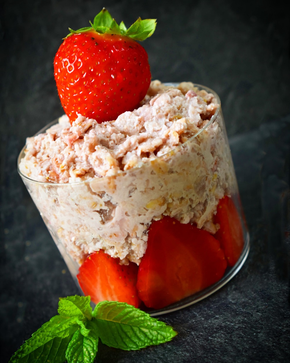 PORRIDGE DI AVENA E ALBUMI ALLE FRAGOLE