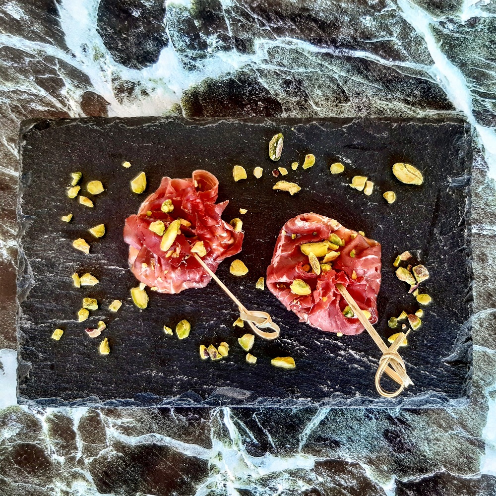 ROSELLINE DI BRESAOLA CON STACCIATELLA DI BURRATA E PISTACCHI