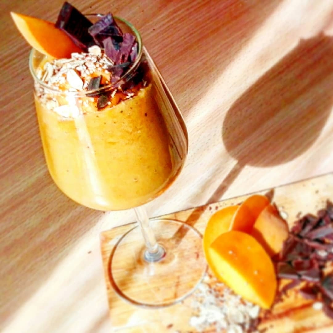 SMOOTHIE PESCHE E BANANE CON MUESLEY ZENZERO E CIOCCOLATO FONDENTE