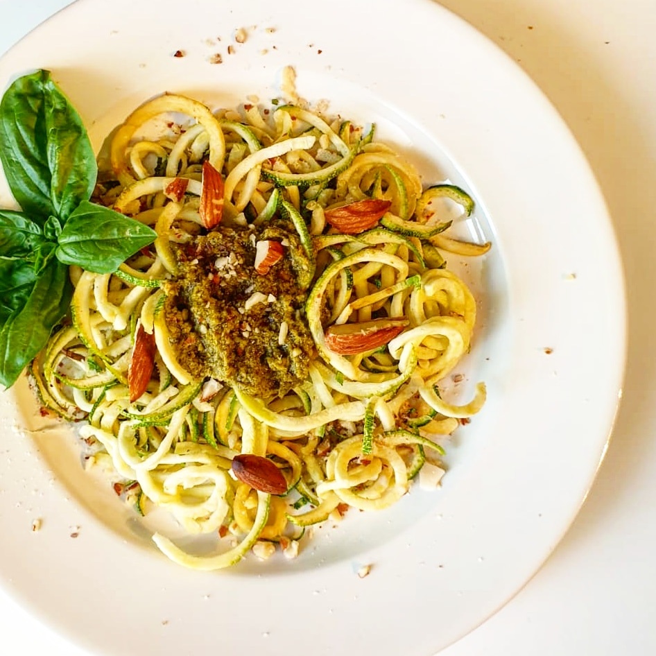 SPAGHETTI DI ZUCCHINE CON PESTO DI BASILICO E MANDORLE MILANI FRUTTA SECCA