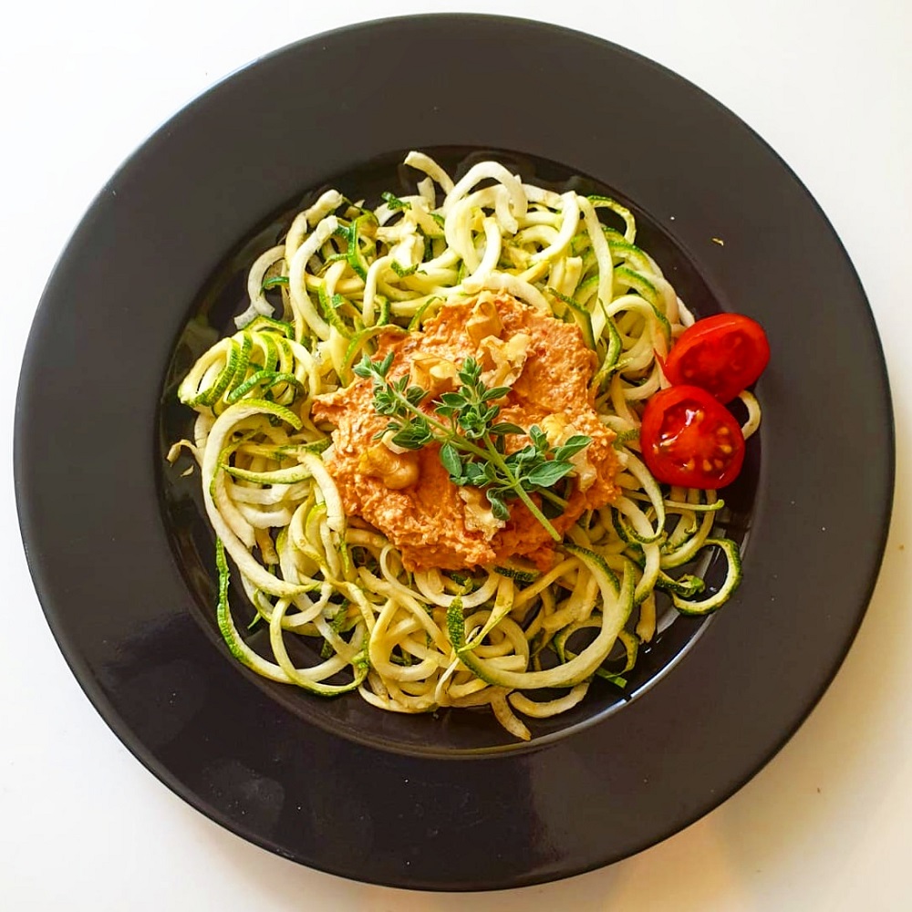 SPAGHETTI DI ZUCCHINE CON PESTO DI RICOTTA, POMODORI SECCHI, ORIGANO E NOCI MILANI FRUTTA SECCA