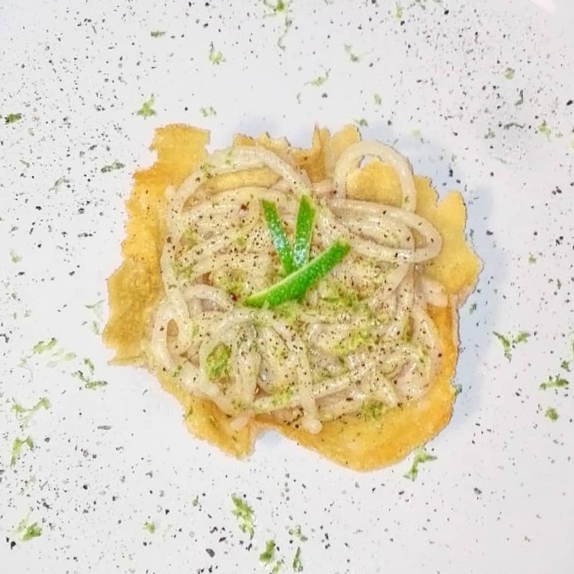 SPAGHETTONI VERRIGNI CACIO E PEPE AL PROFUMO DI LIME SU CESTINO DI PECORINO DI FARINDOLA DOP