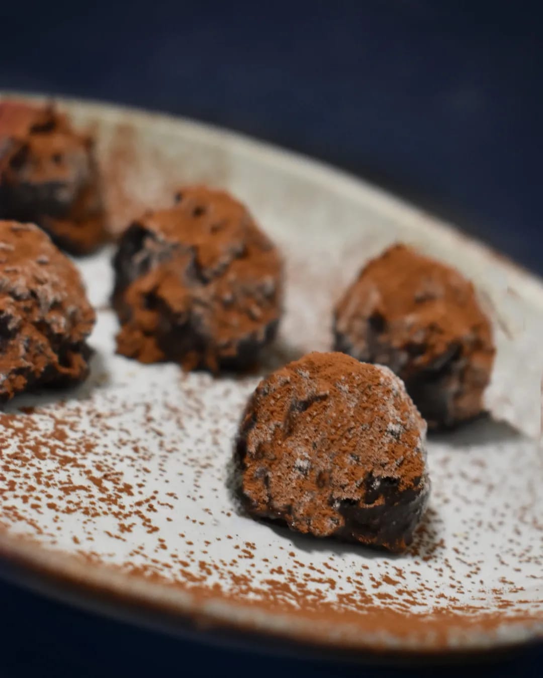 TARTUFI AI DATTERI, CIOCCOLATO E CILIEGIE AL LIQUORE