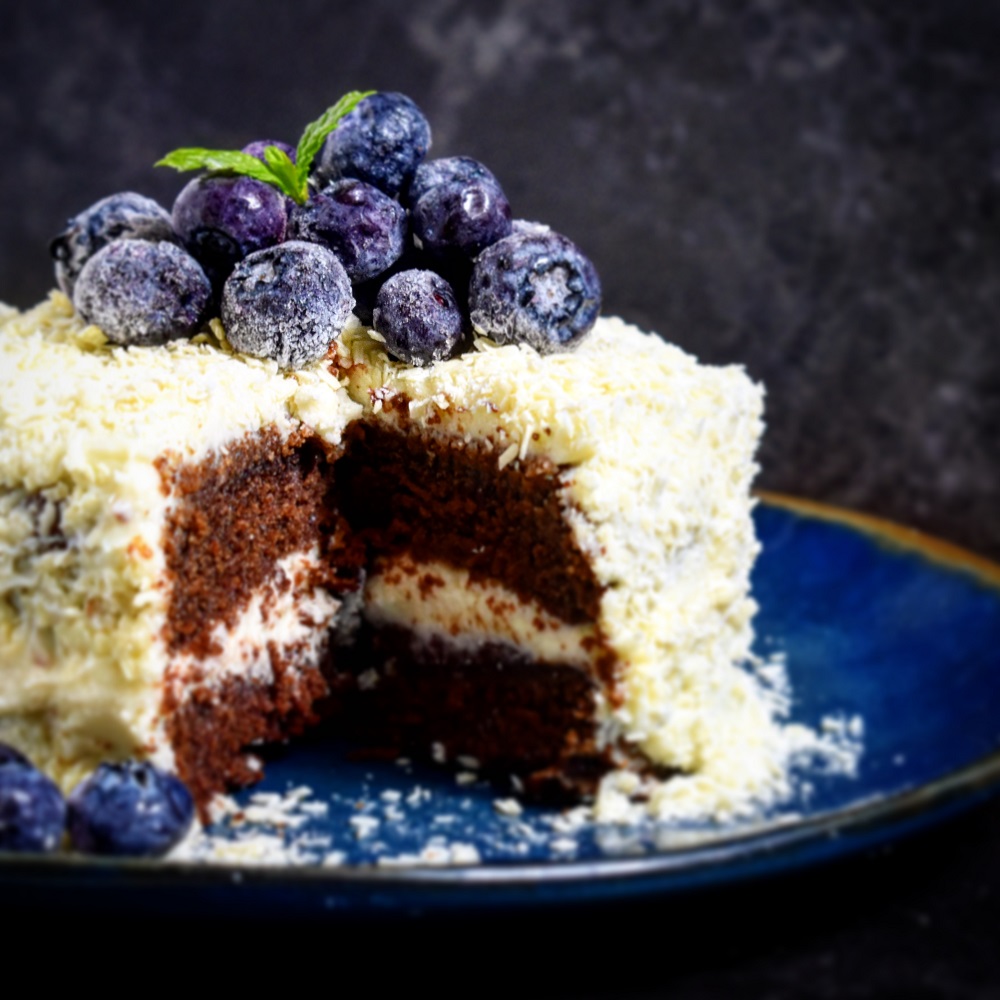 TORTA AL CIOCCOLATO CON CREMA AL MASCARPONE, CIOCCOLATO BIANCO E MIRTILLI