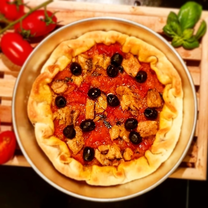 TORTINO SALATO CON POMODORINI, FILETTI DI SARDINE E OLIVE NERE