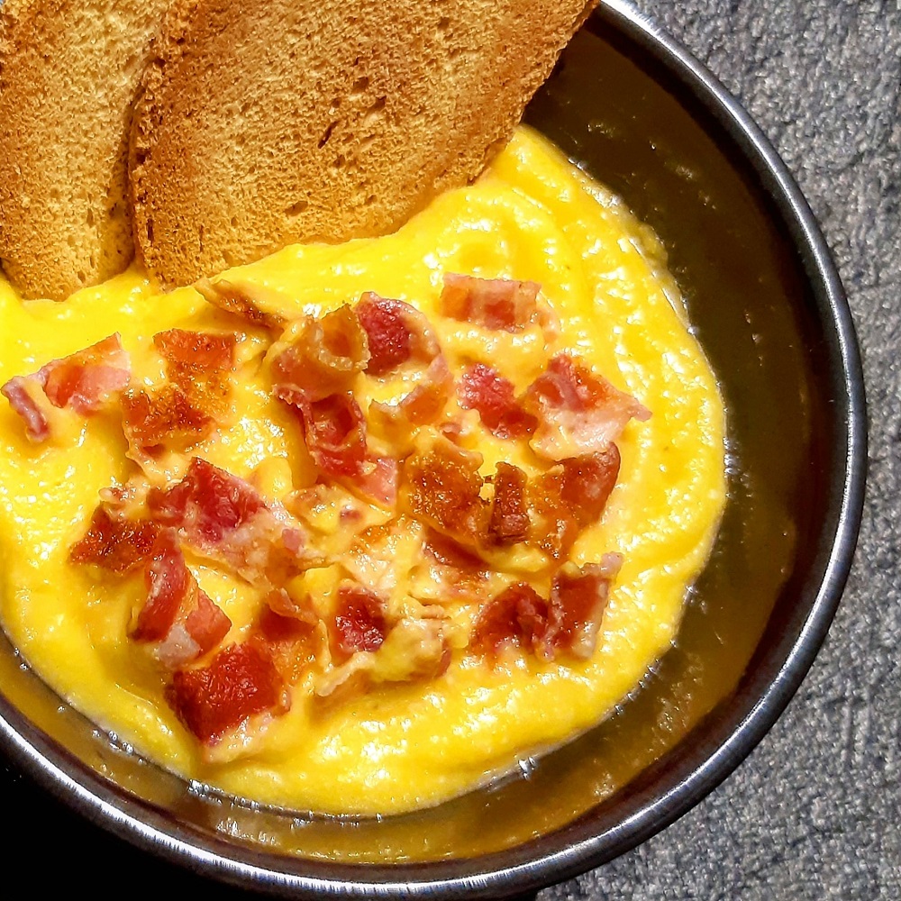 VELLUTATA DI ZUCCA CON CROSTINI DI PANE E BACON CROCCANTE