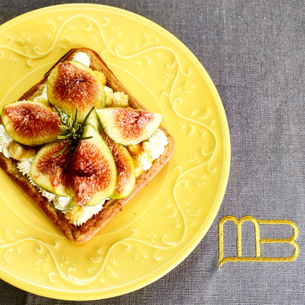 WAFFLES LIGHT con RICOTTA, FICHI E MIELE DI CASTAGNO